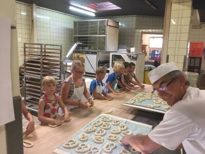 Brezenbacken in der Bäckerei Hummel
