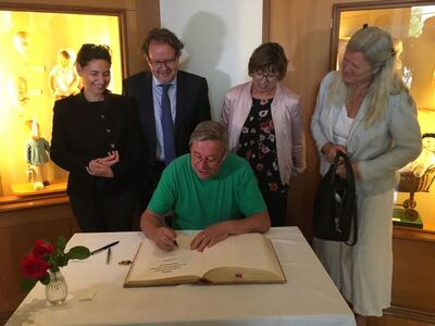 Christoph Biemann beim Eintrag in das Goldene Buch der Stadt Donauwörth