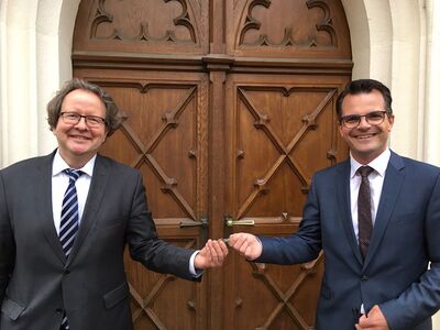 Neudert und Sorre bei der Schlüsselübergabe
